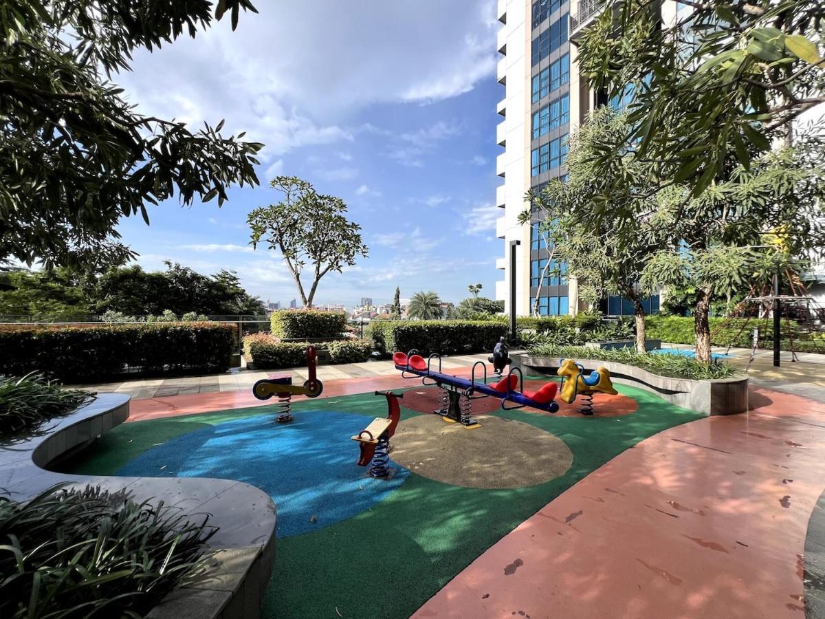 Apartemen 2 Bed Casa Grande Mall Kota Kasablanka, View Swimming Pool By Travelibu *