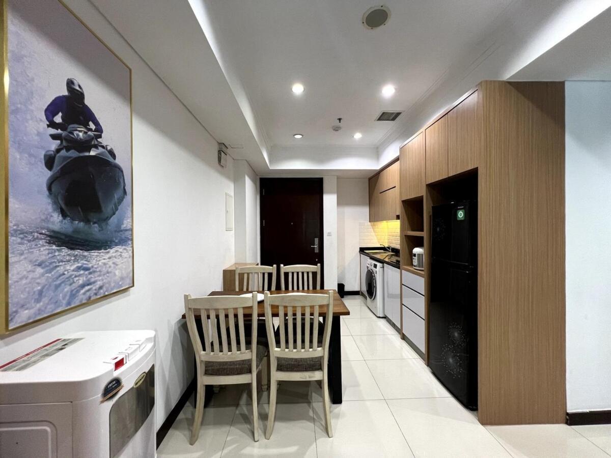 Apartemen 2 Bed Casa Grande Mall Kota Kasablanka, View Swimming Pool By Travelibu